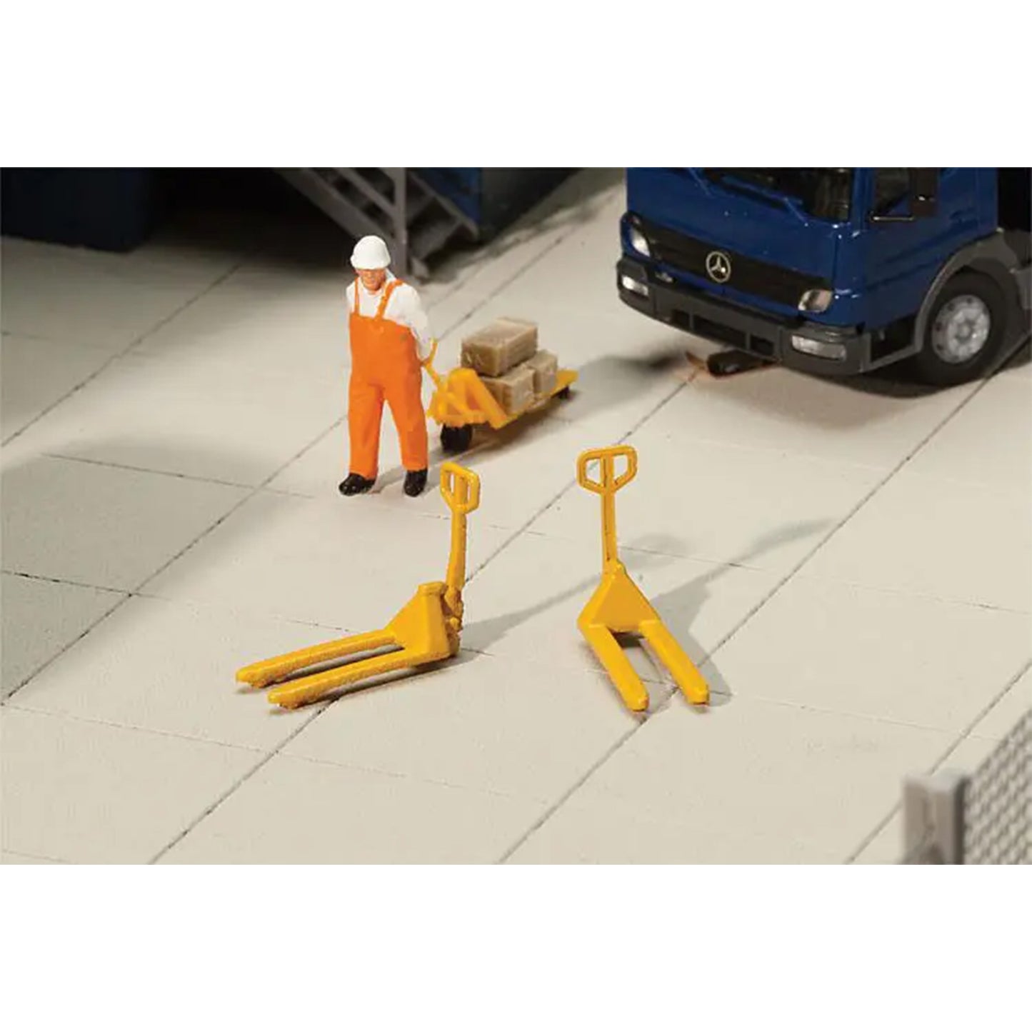 Walthers SceneMaster 949-4144 HO Pallet Jacks, 4pk