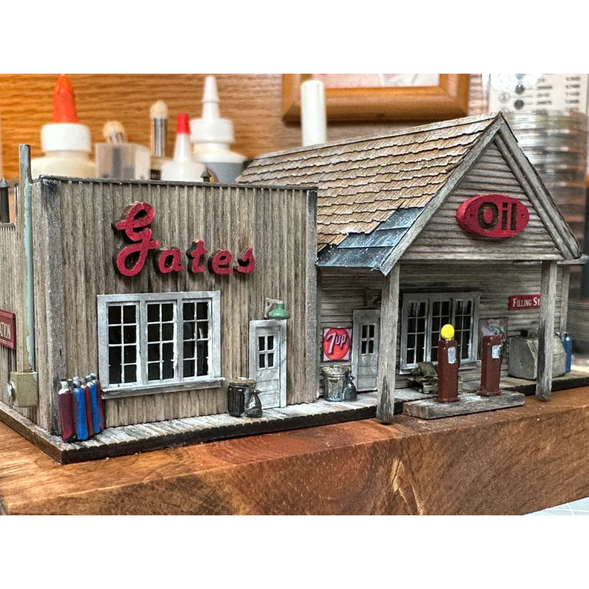Mudd Creek Models MCM-051N N Gates Oil - Craftsman Building Kit
