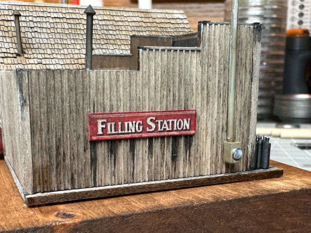 Mudd Creek Models MCM-051N N Gates Oil - Craftsman Building Kit