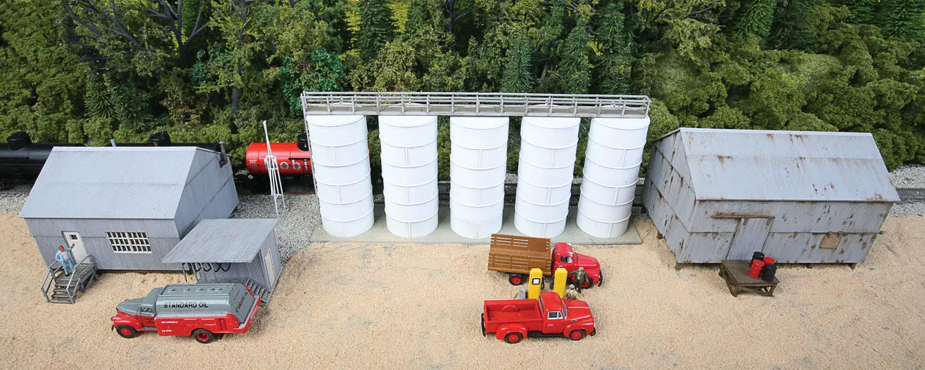Walthers Cornerstone 933-4059 HO Trackside Oil Dealer With Tanks Kit